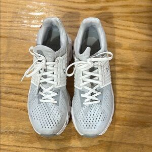 On Cloudswift Women’s 9 glacier white grey lace up